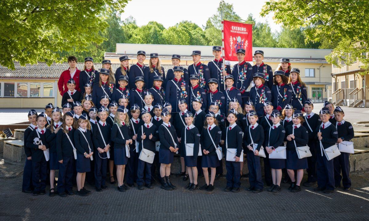 Hele korpset pent oppstilt foran skolen
