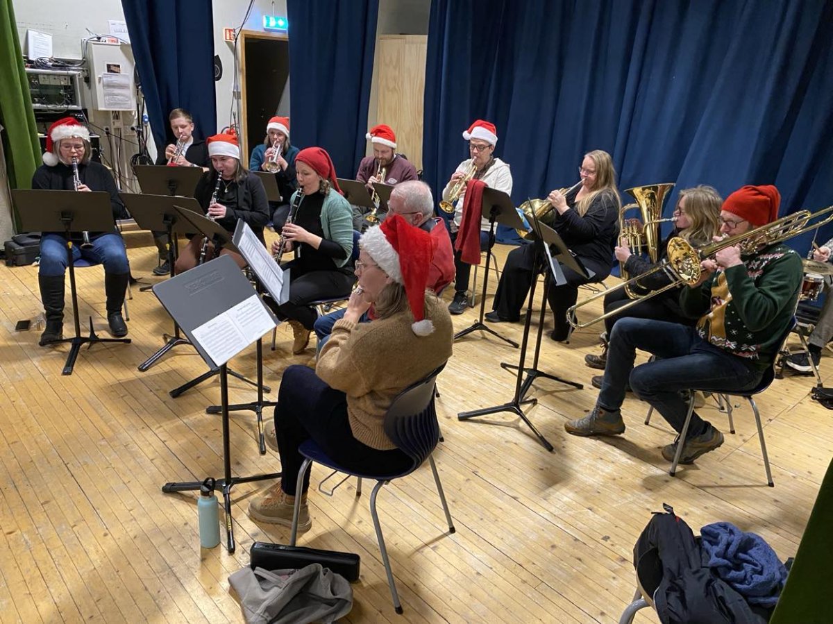 Juletrefest i aulaen, med foreldrenisseorkester